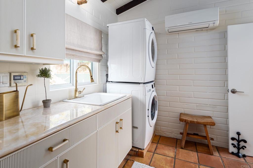 1935 Santa Fe Avenue Del Mar, CA 92014 - Photo 10 of 42 a bathroom with a sink and a mirror