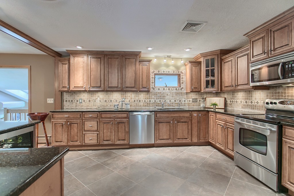 3 Gates Road Peabody, MA 01960 - Photo 9 of 28