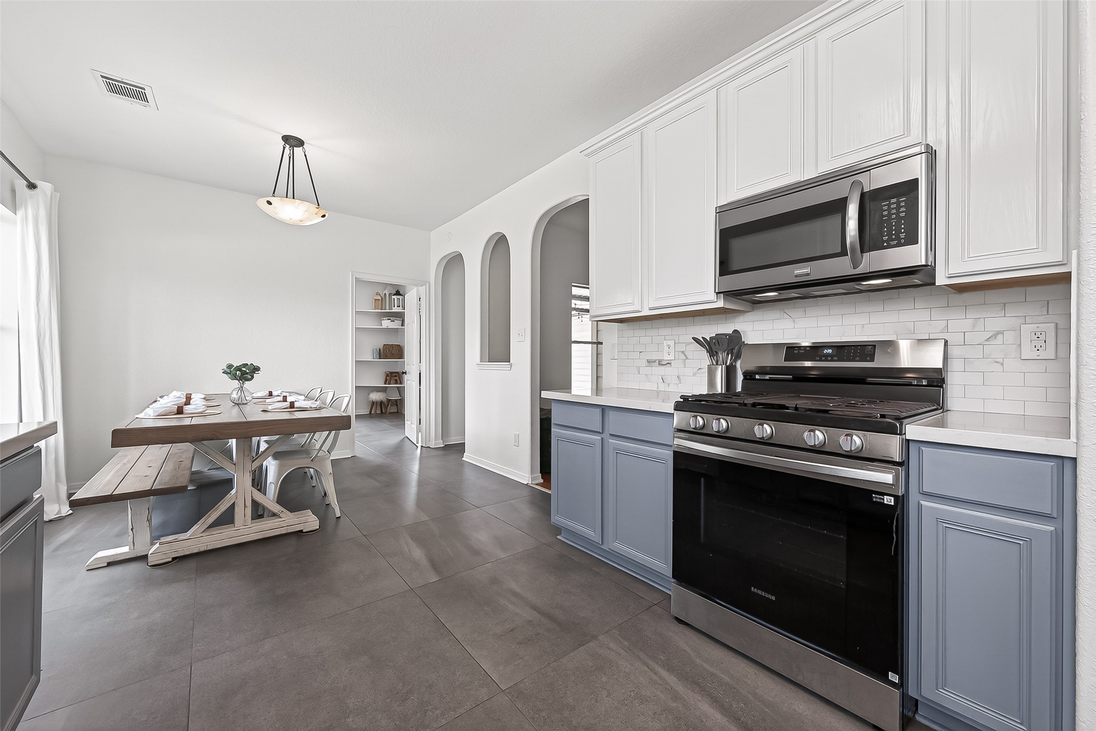 7411 Stonesfield Place Spring, TX 77389 - Photo 10 of 43 1st Floor - Oversized Kitchen with breakfast room attached.
