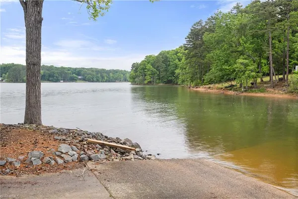 $409,900 | 410 Potters Landing, Denton, NC 27239