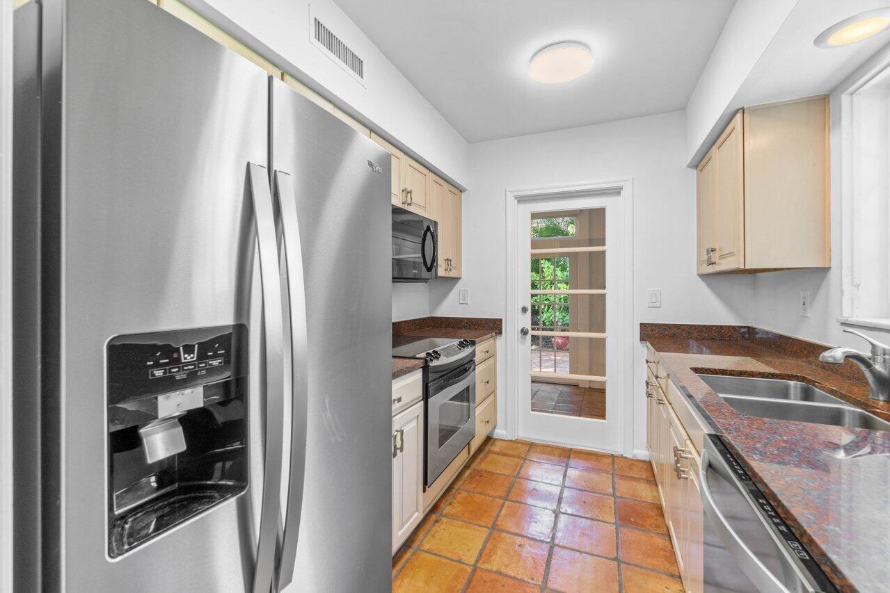 770 East Camino Real, Unit 7 Boca Raton, FL 33432 - Photo 11 of 33 Updated appliances