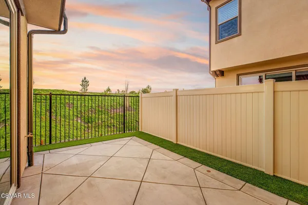 a view of a pathway both side of a building