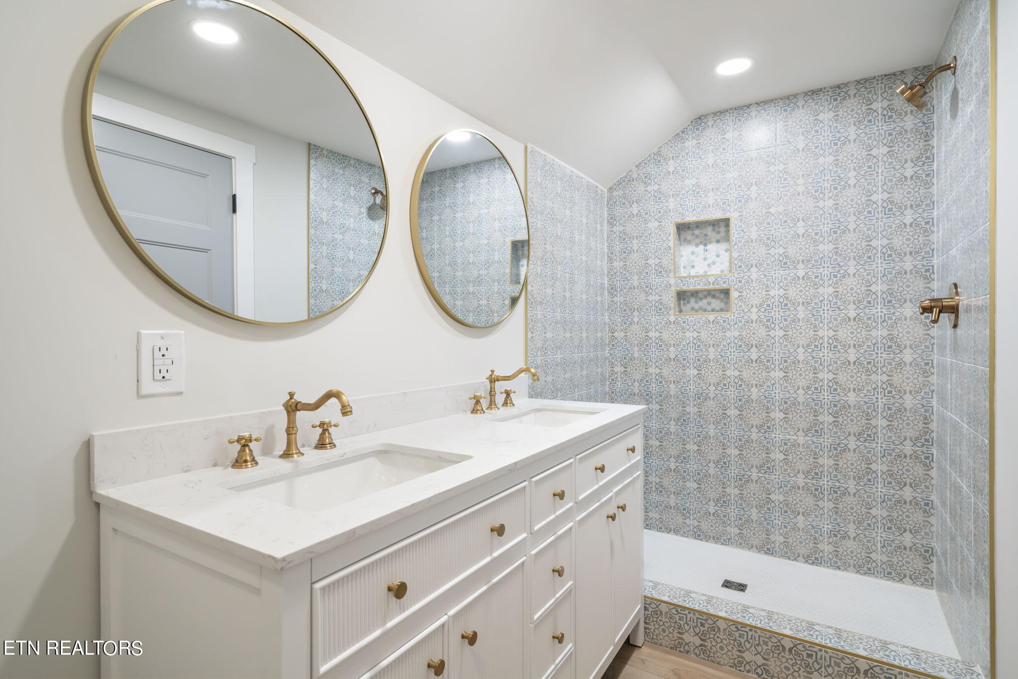 200 Meadow View Road Knoxville, TN 37914 - Photo 27 of 32 39-web-or-mls-200 Meadow View Road-40