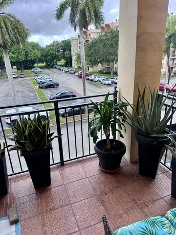 $379,900 | 9340 Fontainebleau Boulevard, Unit 313, Miami, FL 33172