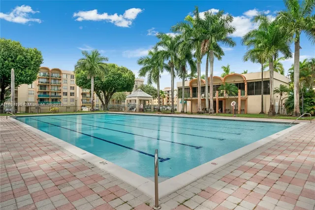 $379,900 | 9340 Fontainebleau Boulevard, Unit 313, Miami, FL 33172