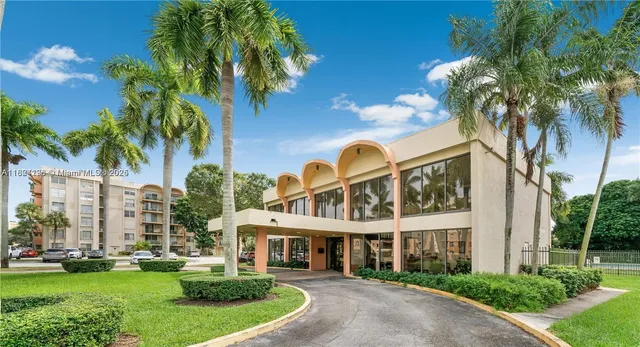 $379,900 | 9340 Fontainebleau Boulevard, Unit 313, Miami, FL 33172