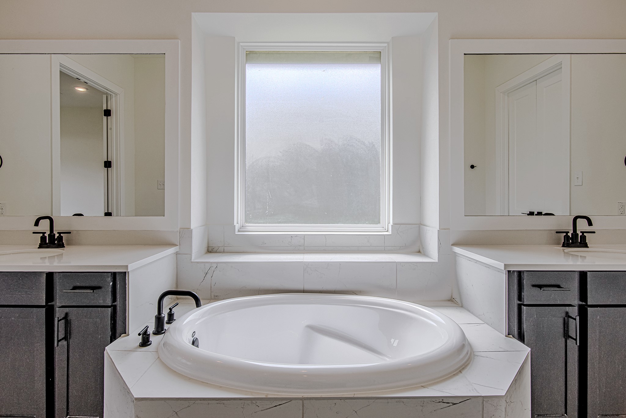 157 Peninsula Point Drive Montgomery, TX 77356 - Photo 18 of 33 a bathroom with a sink and a bathtub