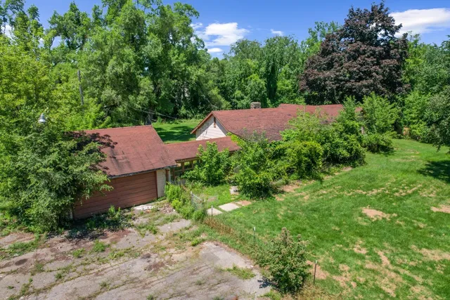 $595,000 | 27483 Pontiac Trail, South Lyon, MI 48178