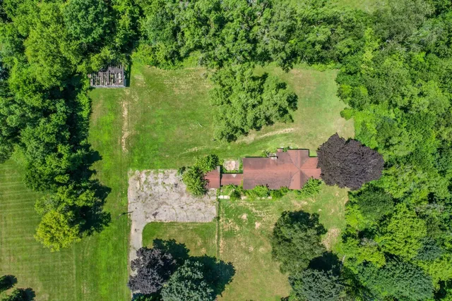 $595,000 | 27483 Pontiac Trail, South Lyon, MI 48178