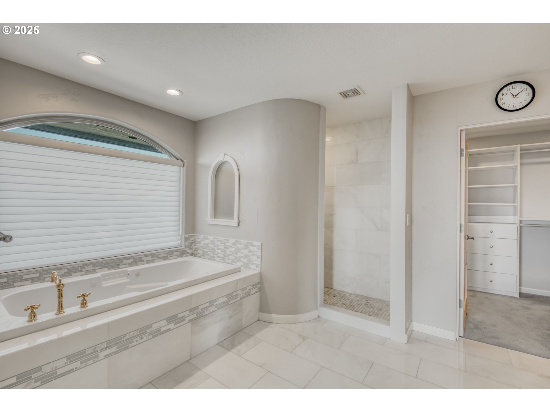 4907 Northwest Highpoint Drive Camas, WA 98607 - Photo 25 of 48 a bathroom with a bathtub and a sink