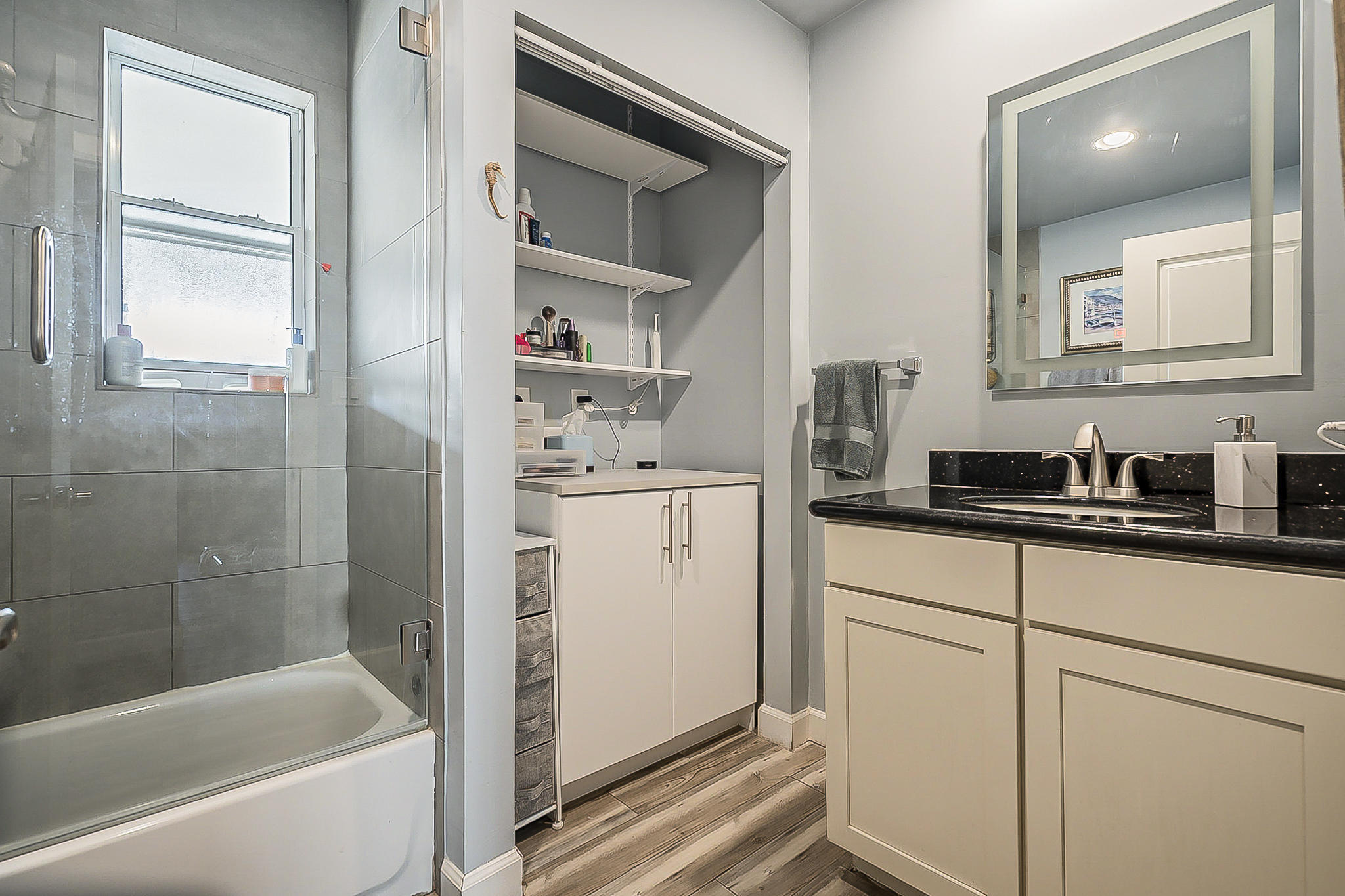 1802 East Cheery Lynn Road Phoenix, AZ 85016 - Photo 17 of 29 a bathroom with a bathtub sink and mirror