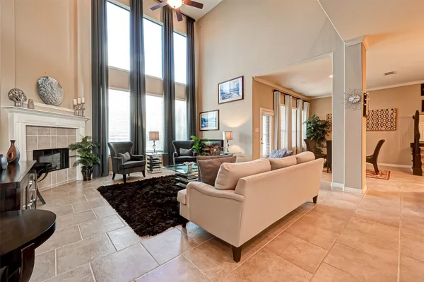 a view of a house with backyard and garden