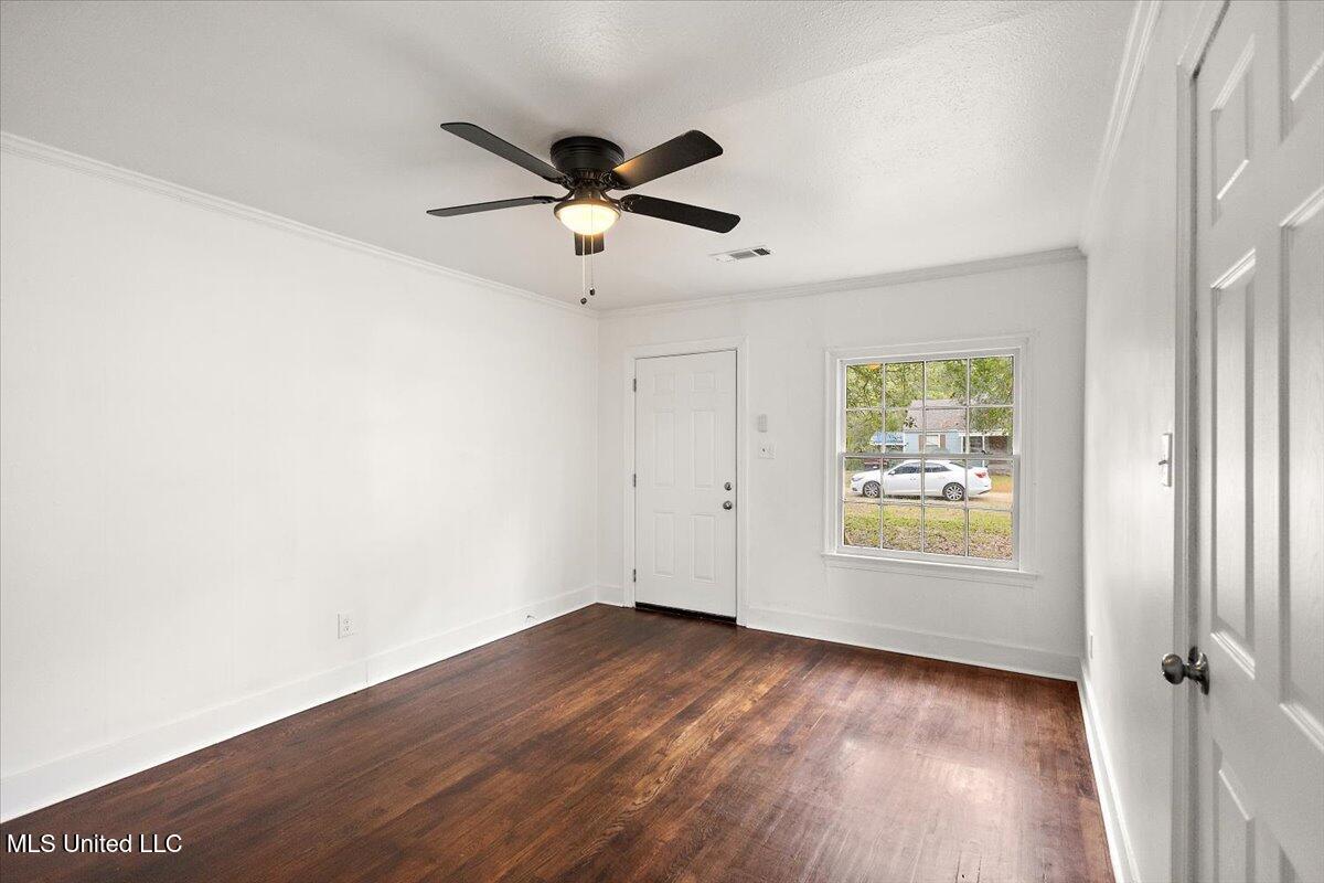 551 Woodbury Road Jackson, MS 39206 - Photo 2 of 9 LivingRmView2