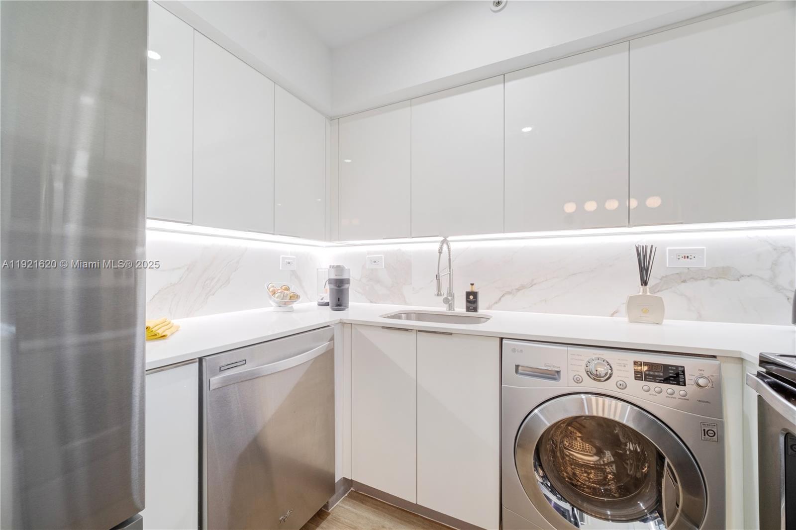 1500 Bay Road, Unit 1558S Miami Beach, FL 33139 - Photo 10 of 54 a utility room with dryer and washer