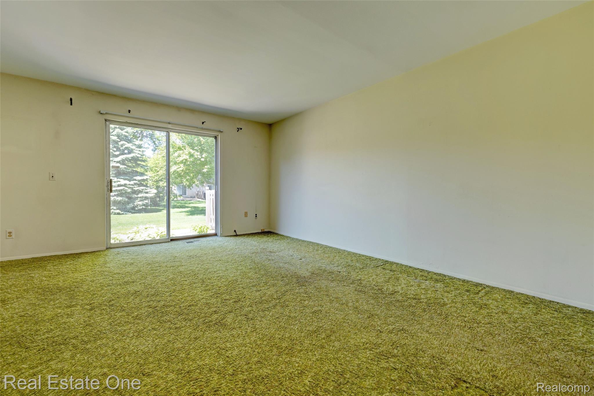 4456 15 Mile Road Sterling Heights, MI 48310 - Photo 10 of 31 10) Living Room.jpg