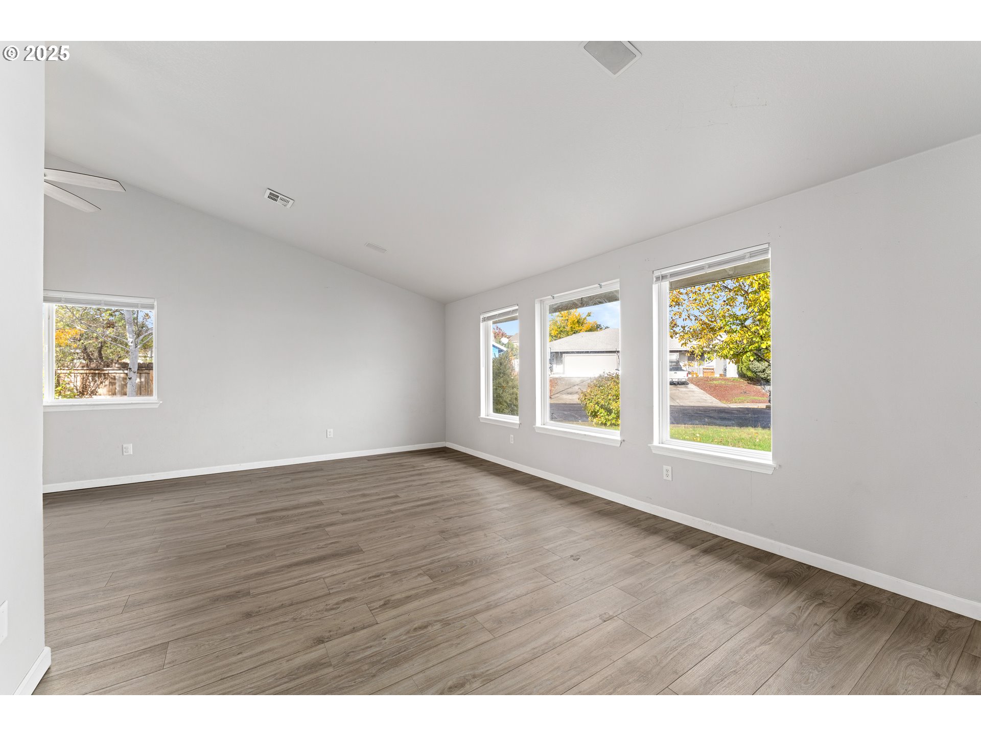 468 Merlee Circle Eagle Point, OR 97524 - Photo 4 of 26