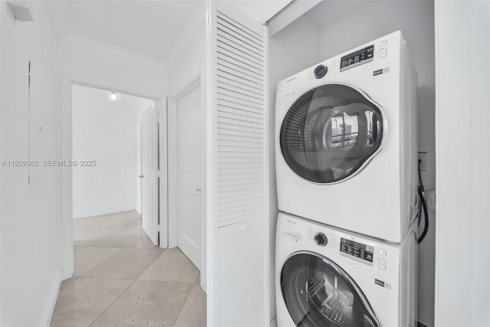 31 Southeast 5th Street, Unit 4314 Miami, FL 33131 - Photo 24 of 40 a utility room with dryer and washer