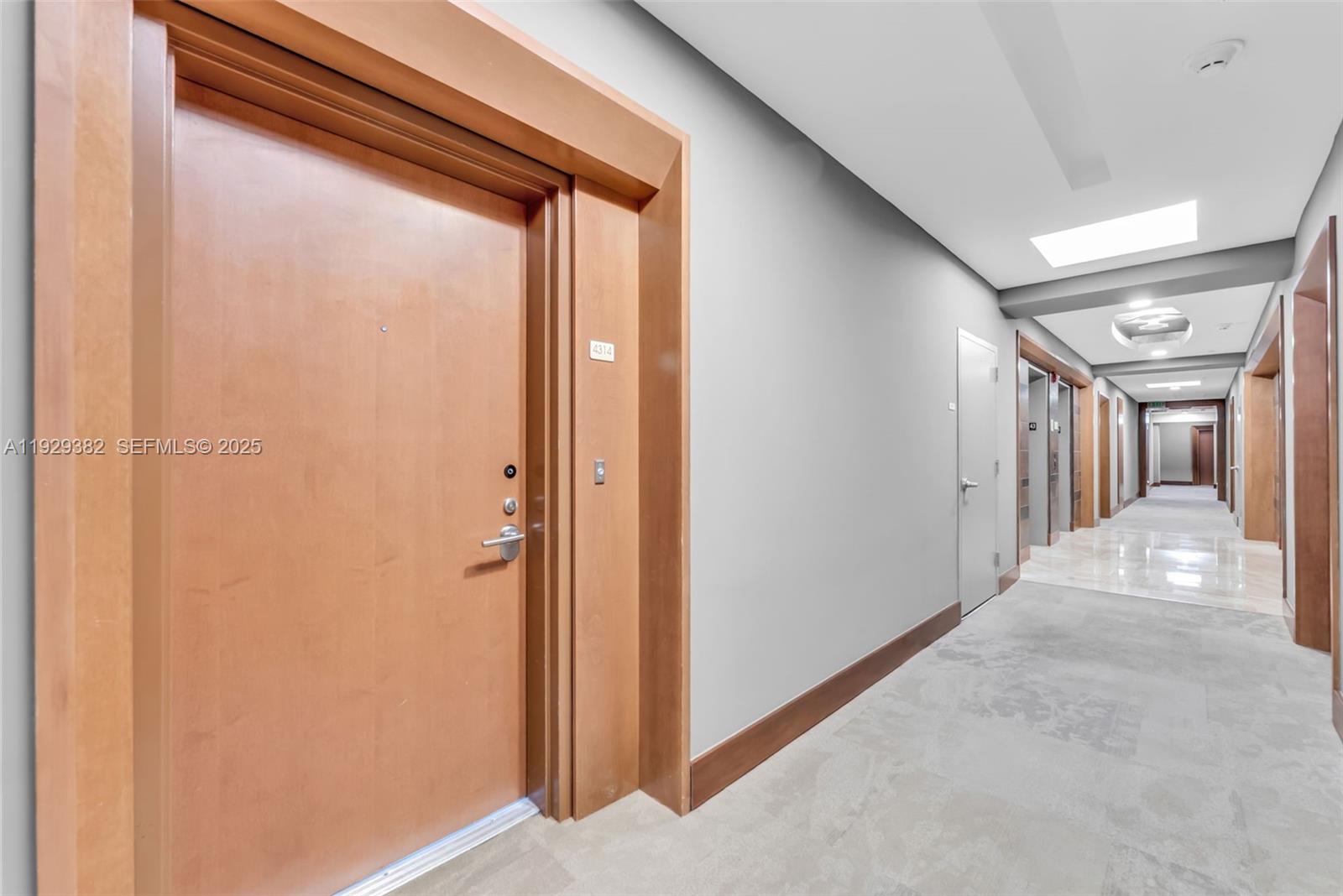 31 Southeast 5th Street, Unit 4314 Miami, FL 33131 - Photo 25 of 40 a view of a hallway