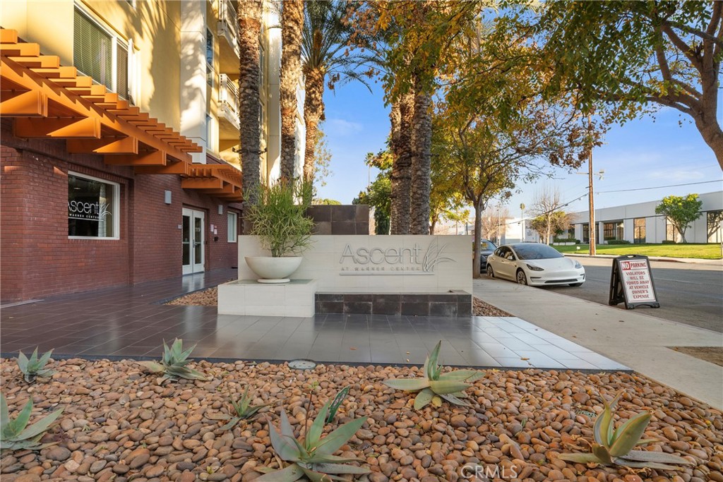 21301 Erwin Street, Unit 206 Woodland Hills, CA 91367 - Photo 31 of 34 a view of a backyard with sitting area