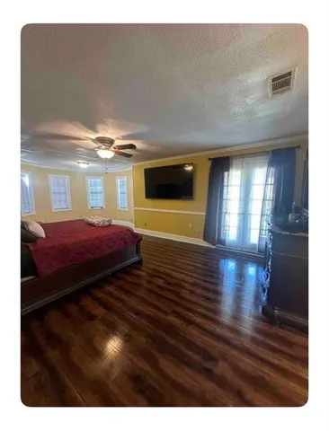 a view of livingroom with furniture