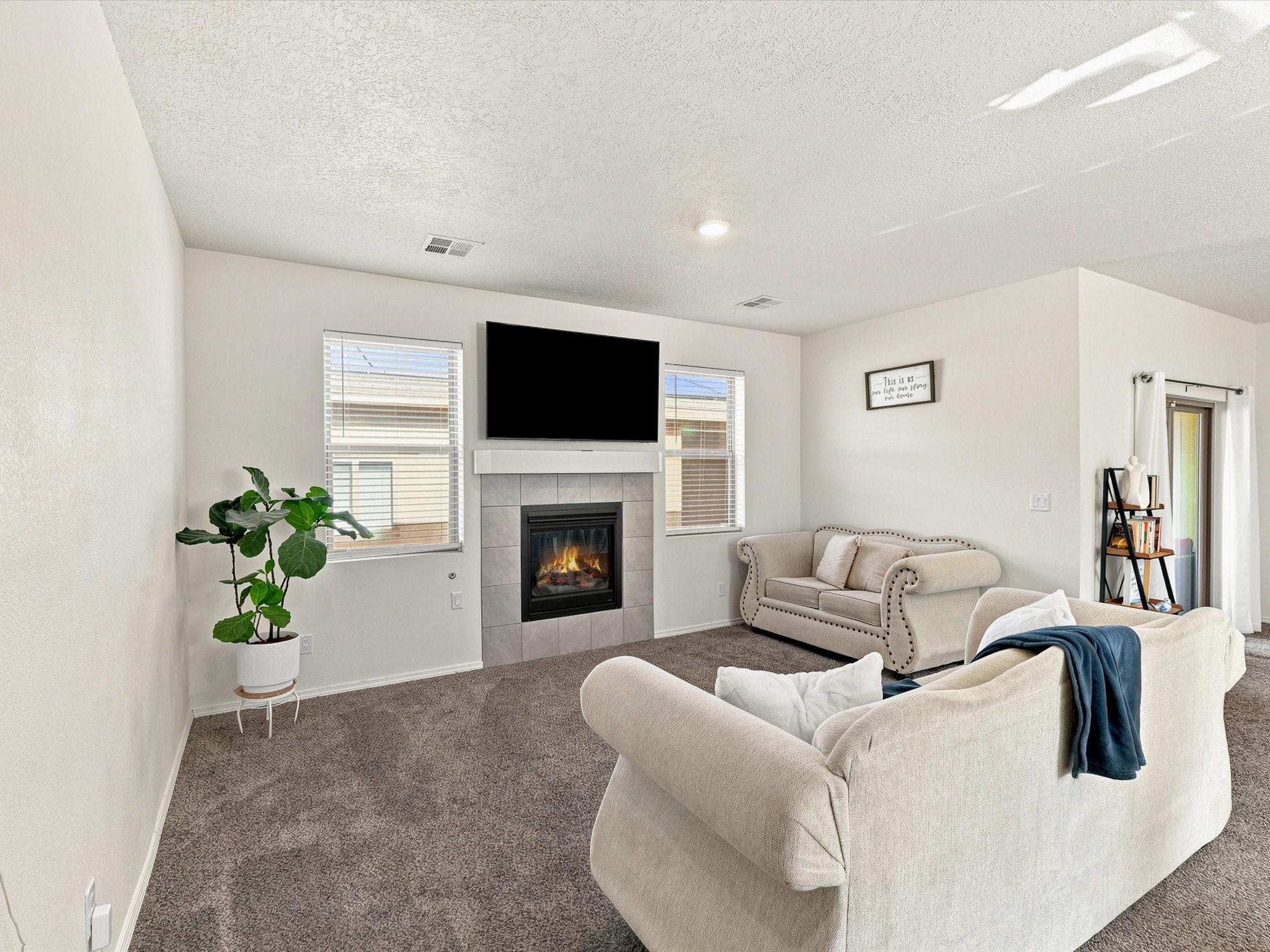 6331 Gannett Drive Northeast Rio Rancho, NM 87144 - Photo 5 of 33 Living area