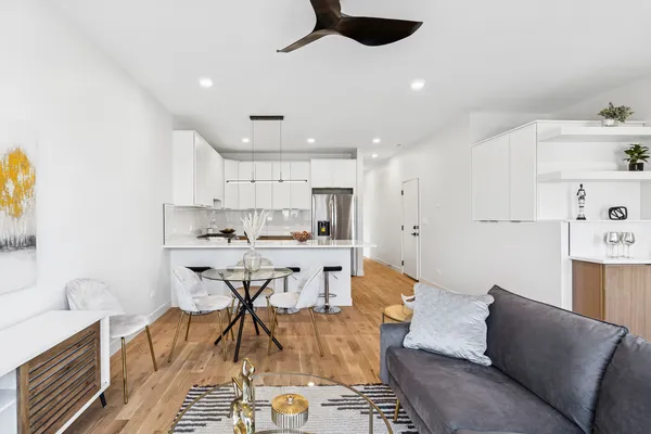 $445,000 | 4208 South Calumet Avenue, Unit 201, Chicago, IL 60653