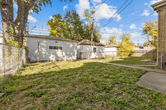 a view of back yard of the house