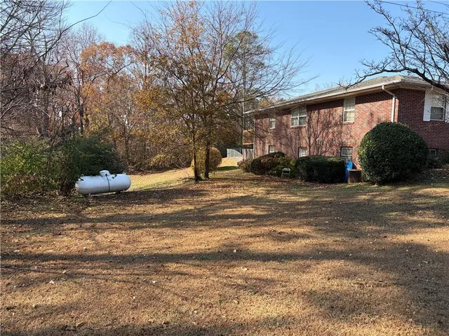 a view of a house with a yard