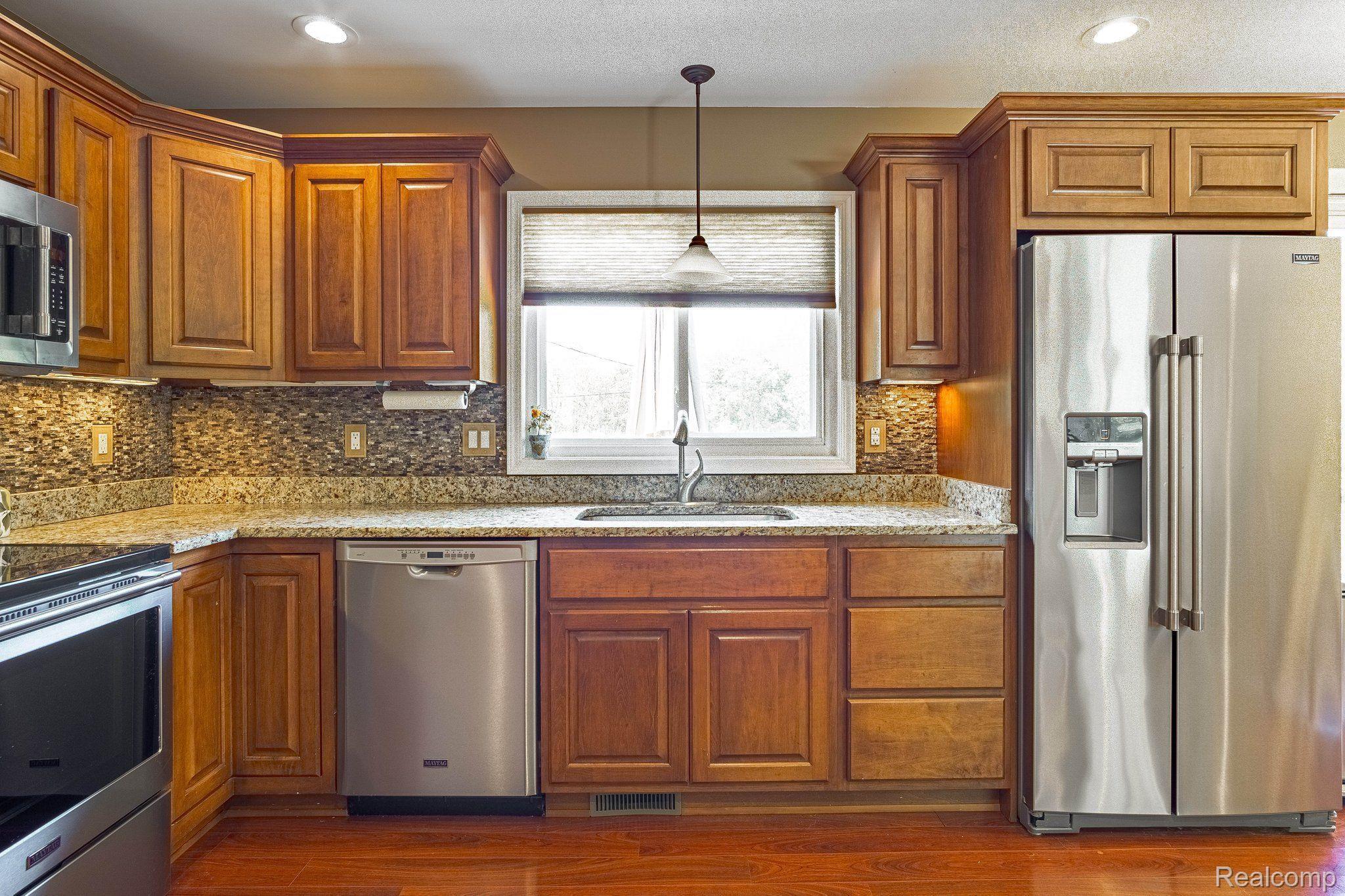 45315 Deneweth Road Macomb, MI 48042 - Photo 15 of 33 Stainless appliances