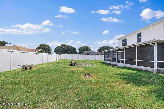a view of a backyard