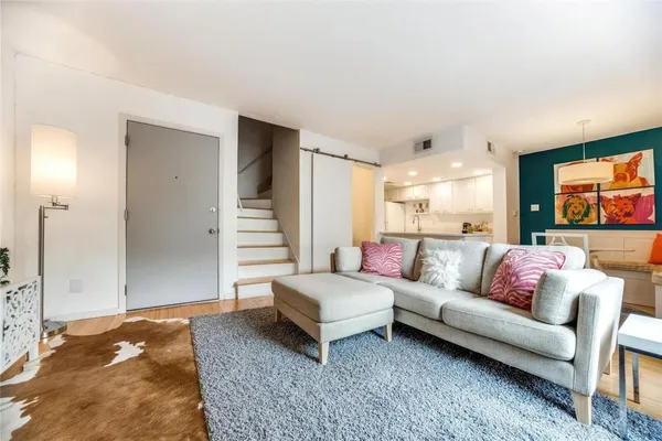 $1,700 | 4044 Buena Vista Street, Unit 220, Dallas, TX 75204