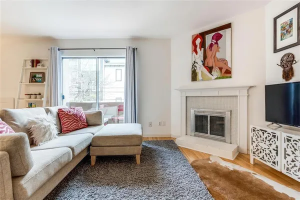$1,700 | 4044 Buena Vista Street, Unit 220, Dallas, TX 75204