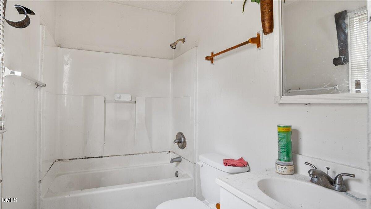 119 Fox Pond Road Henderson, NC 27537 - Photo 22 of 34 a bathroom with a sink mirror toilet and bathtub