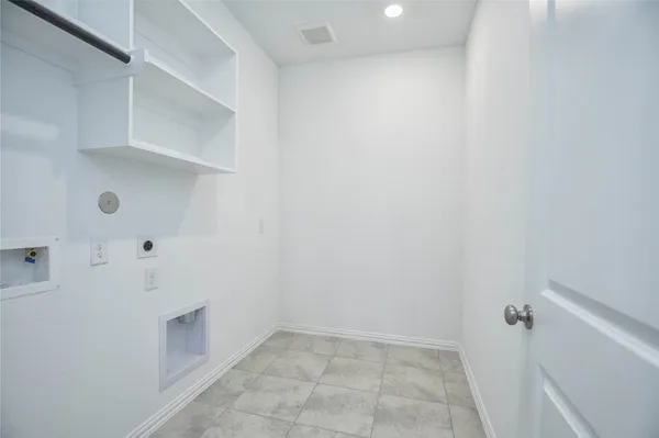 an empty room with closet and a ceiling fan