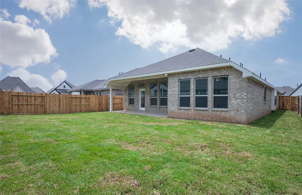 a view of a yard in front of house