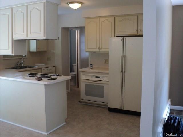 240 Windsor Road Rochester, MI 48307 - Photo 3 of 11 DSC01141.JPG