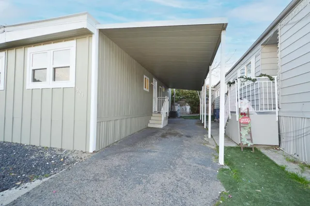 a view of a house with a backyard