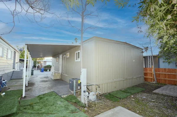a view of a backyard