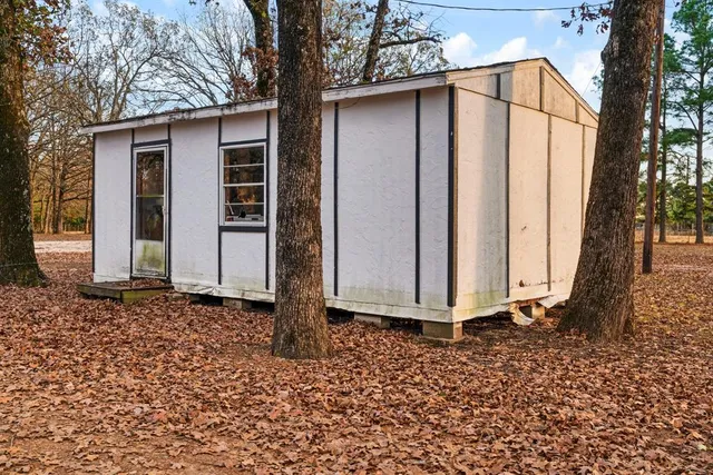 a view of a small house with yard