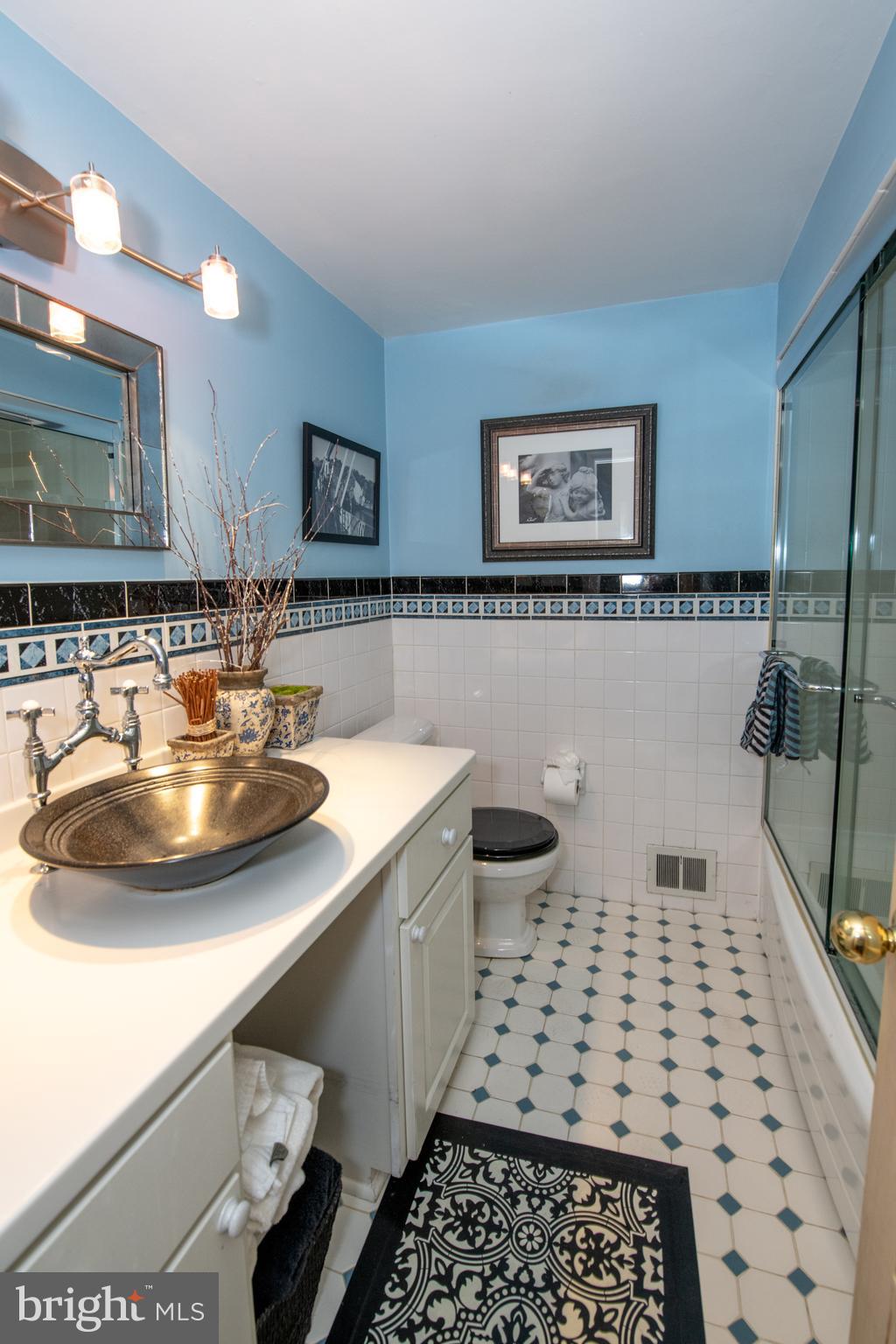 318 Belair Road Southampton, PA 18966 - Photo 76 of 76 Bathroom #2 - Upgraded full bathrm with tub/shower
