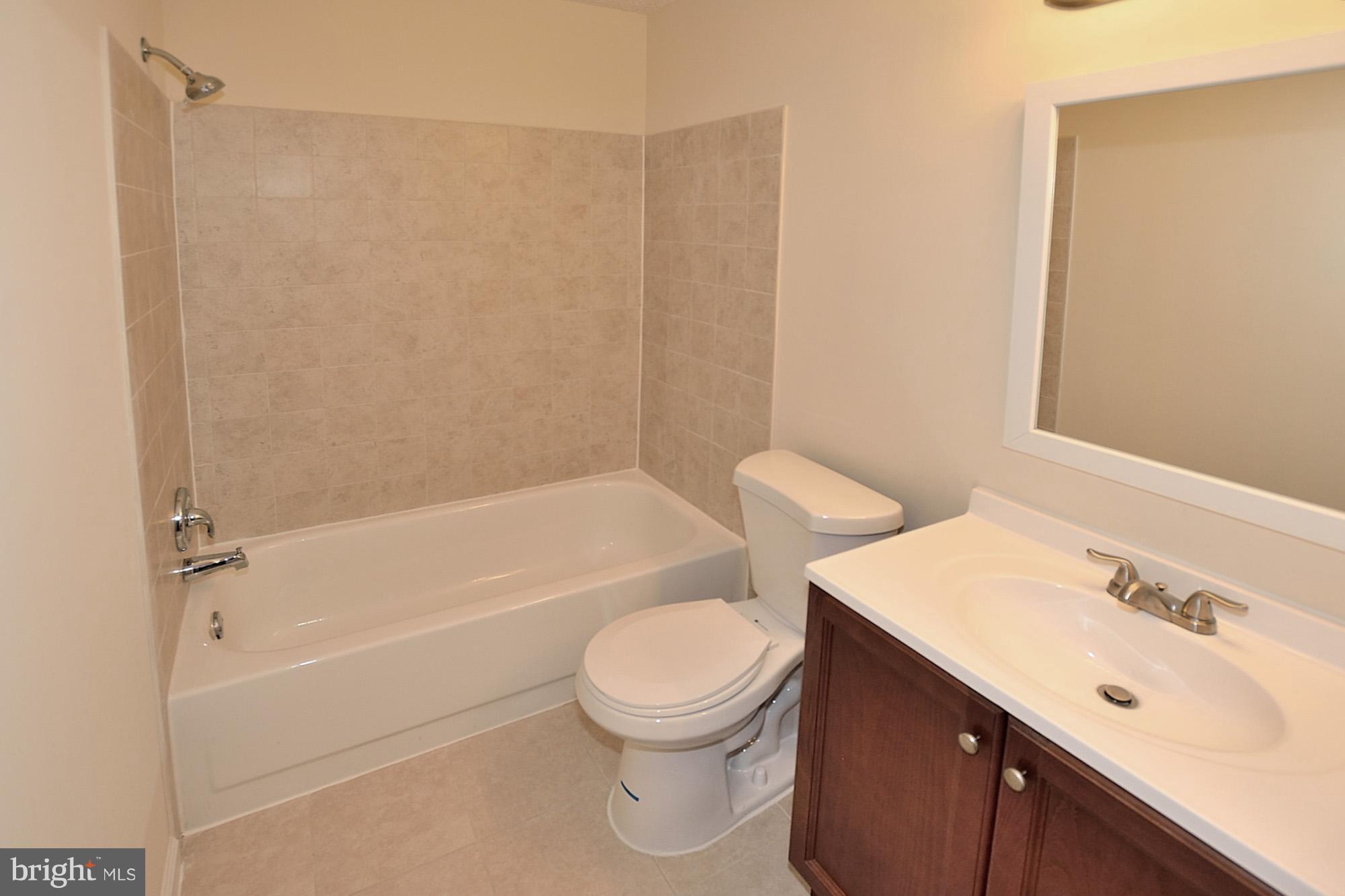 21029 Timber Ridge Terrace, Unit 101 Ashburn, VA 20147 - Photo 13 of 17 Bath (Master)