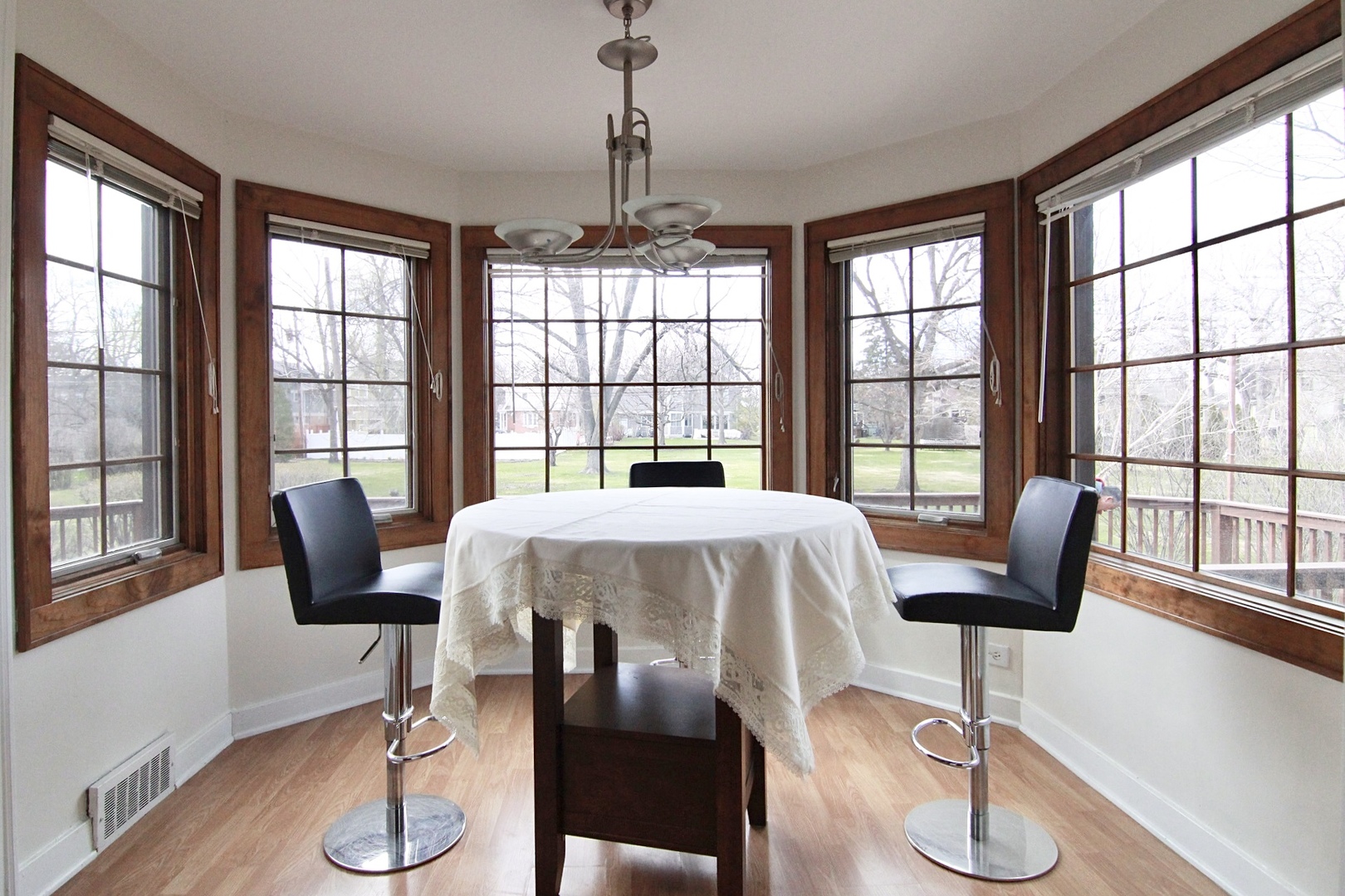 408 Selborne Road Riverside, IL 60546 - Photo 8 of 24