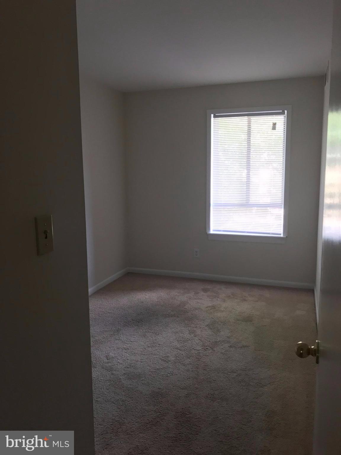 11629 Stoneview Square, Unit 21C Reston, VA 20191 - Photo 19 of 30 an empty room with a window