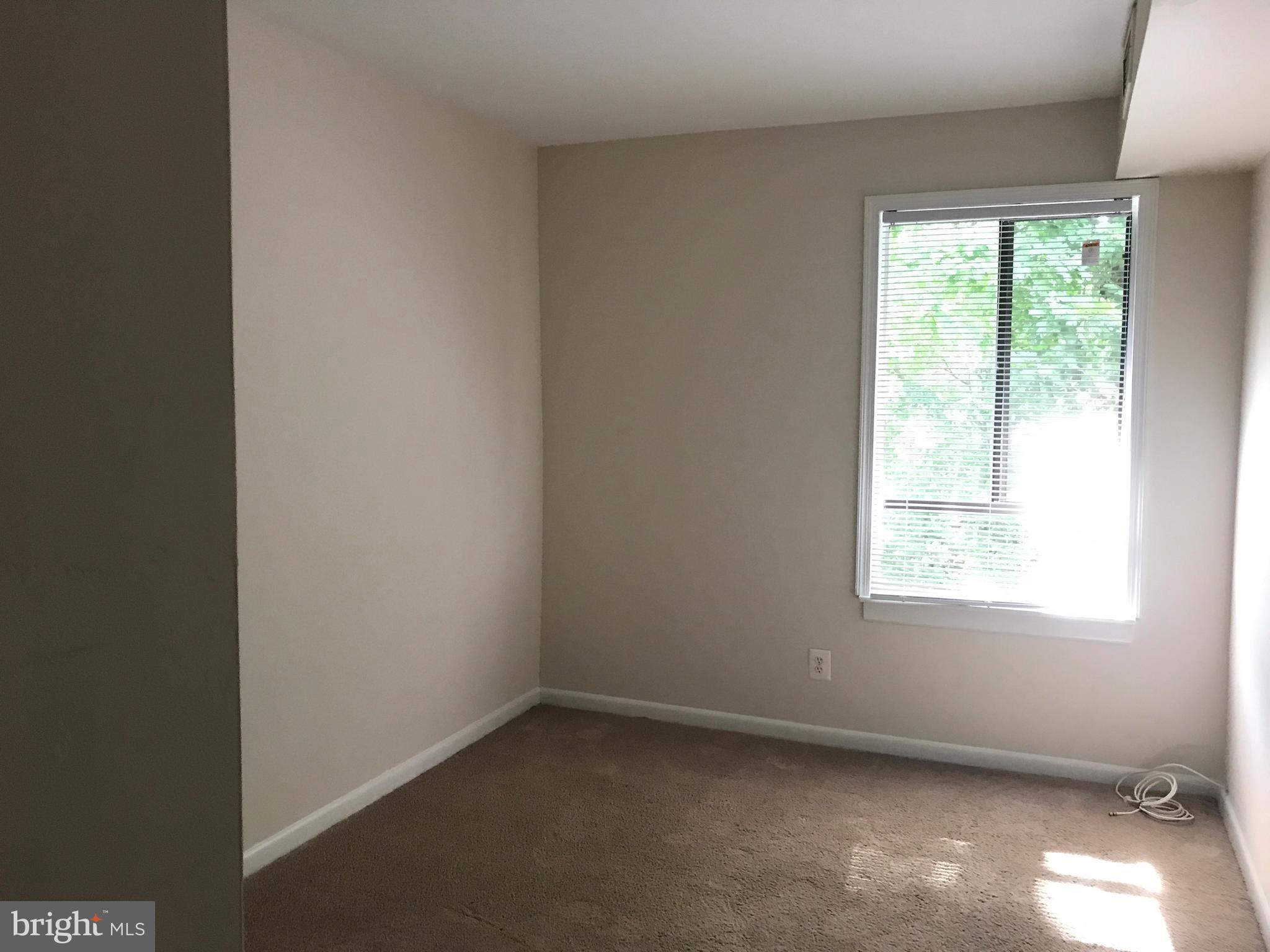 11629 Stoneview Square, Unit 21C Reston, VA 20191 - Photo 20 of 30 an empty room with a window