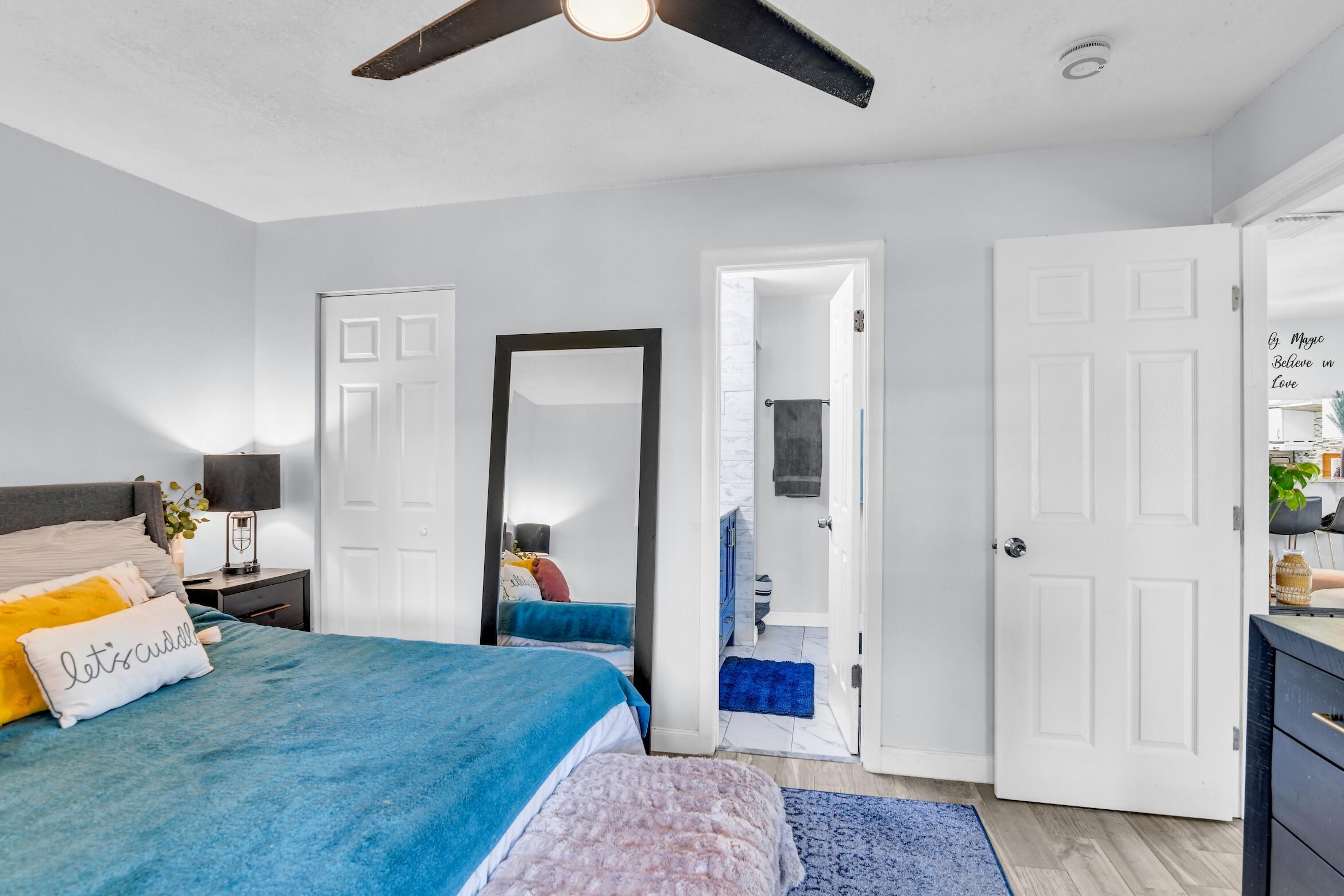 5347 Tennis Lane, Unit 5347 Delray Beach, FL 33484 - Photo 16 of 41 a bed room with a bed and a lamp