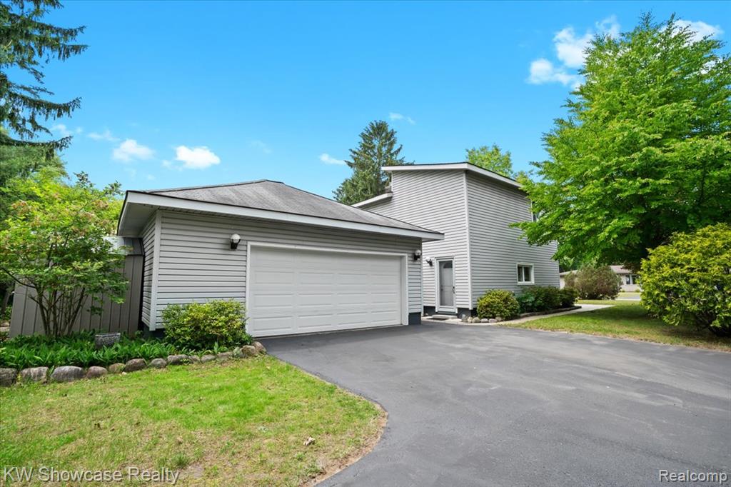 5865 Crescent Road Waterford, MI 48327 - Photo 32 of 36 Gallery Image 32