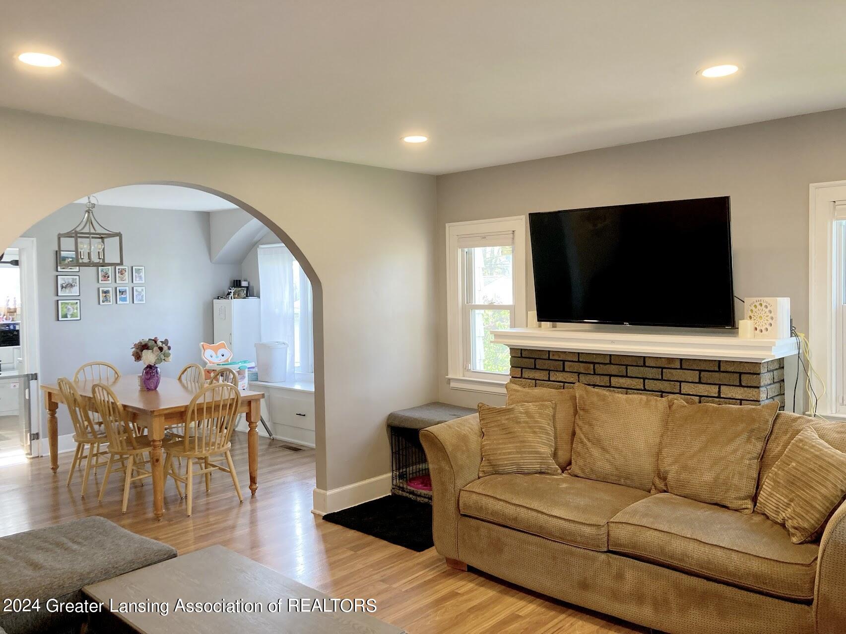 722 Bretton Road Lansing, MI 48917 - Photo 11 of 37 9. Living Room
