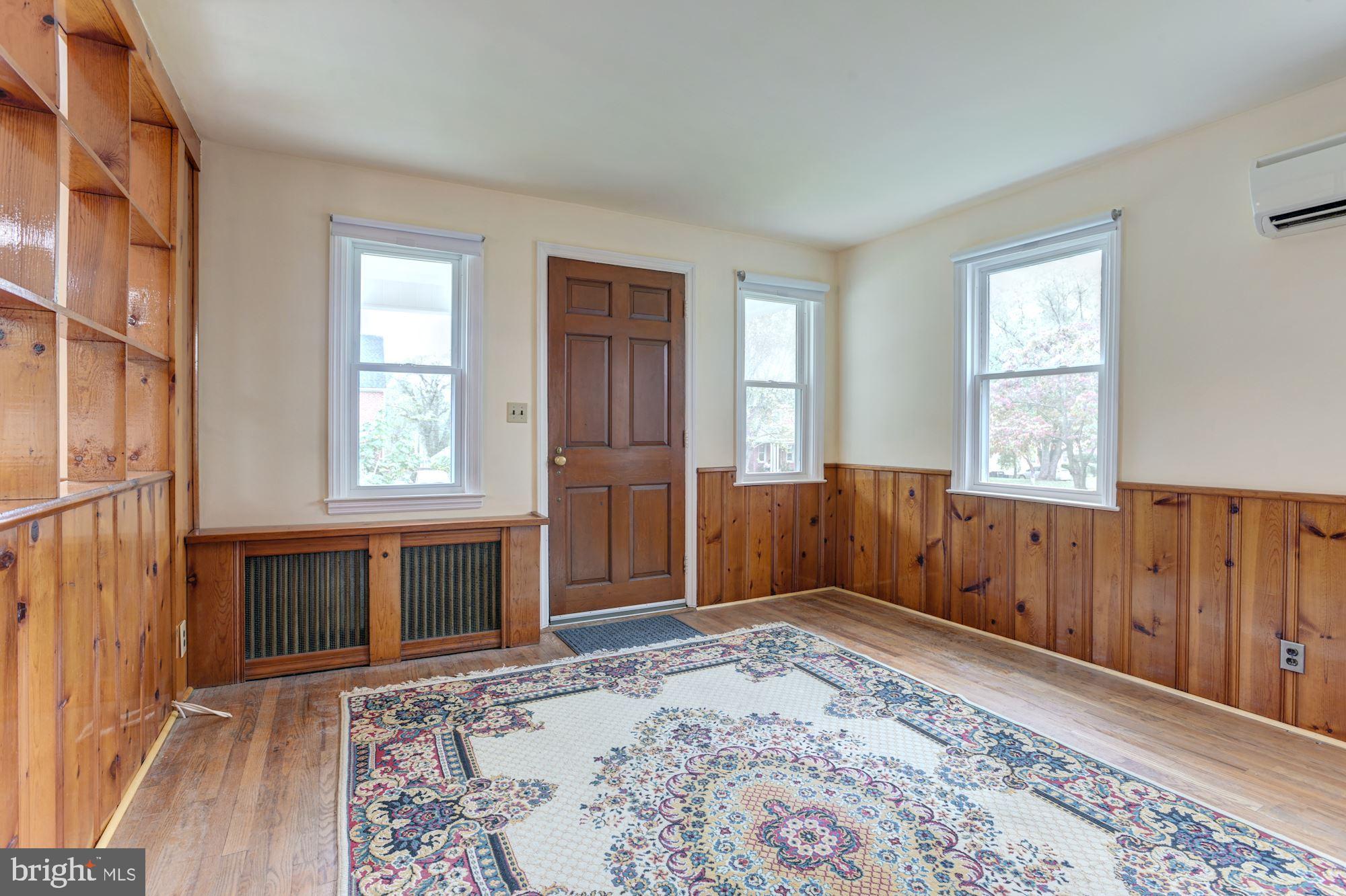 608 Warwick Road Baltimore, MD 21229 - Photo 5 of 33 Living Room