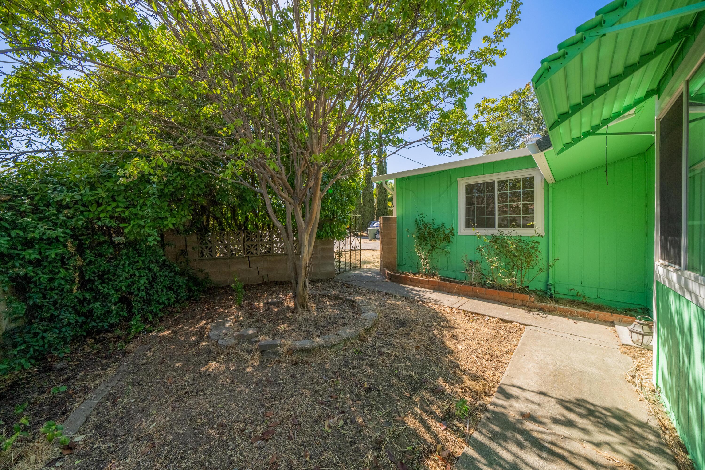 1330 Scenic Way Redding, CA 96001 - Photo 5 of 37 IMG-05