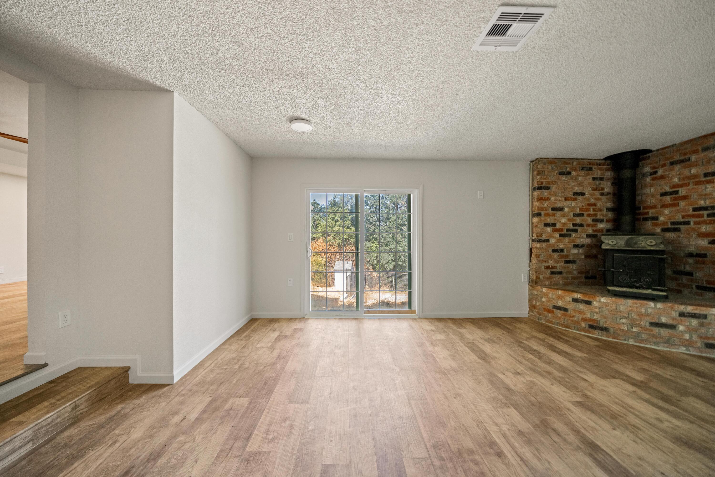 1330 Scenic Way Redding, CA 96001 - Photo 8 of 37 IMG-08